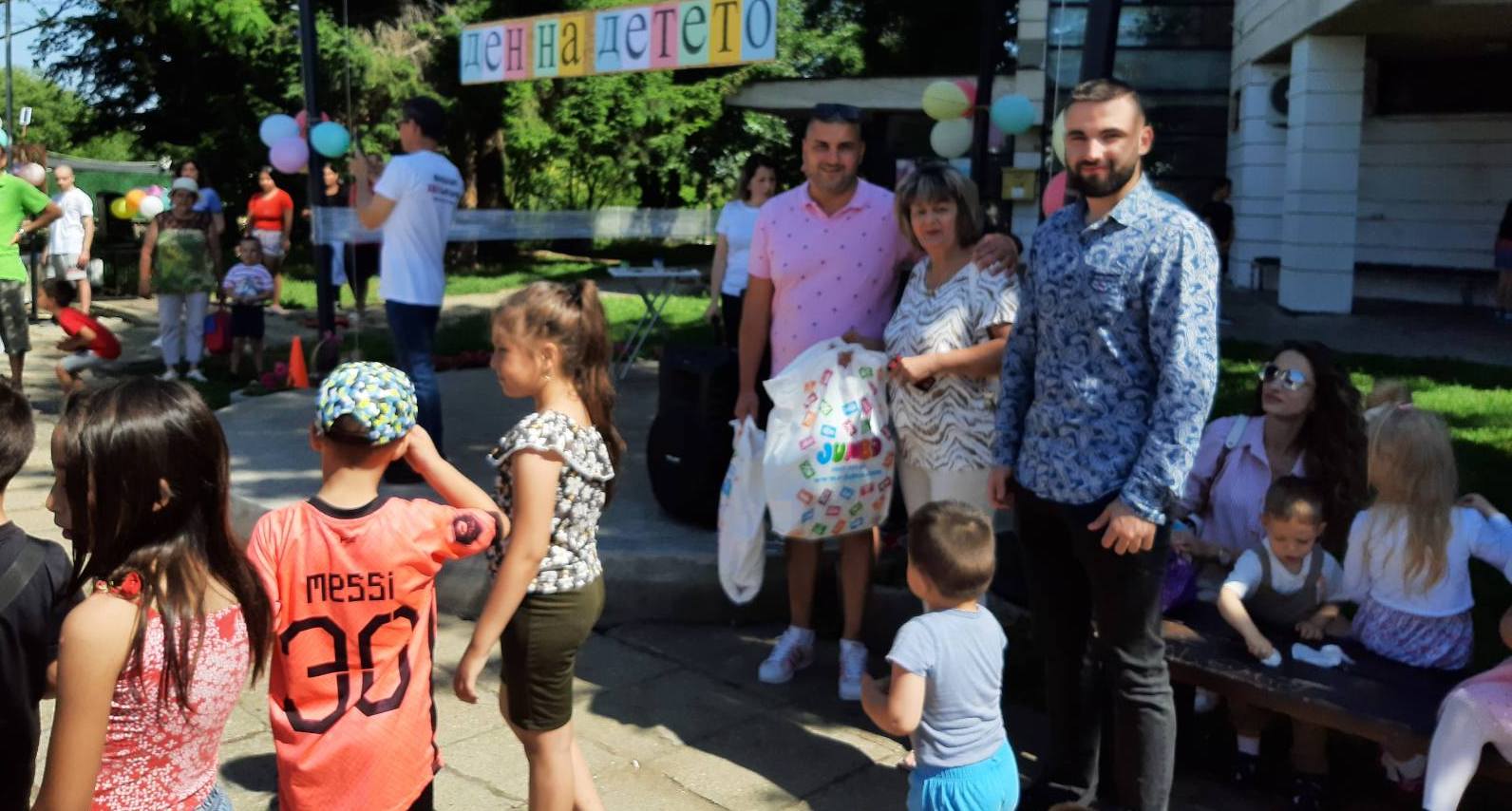 Общинска съветничка подари на децата от Ново село топки и играчки