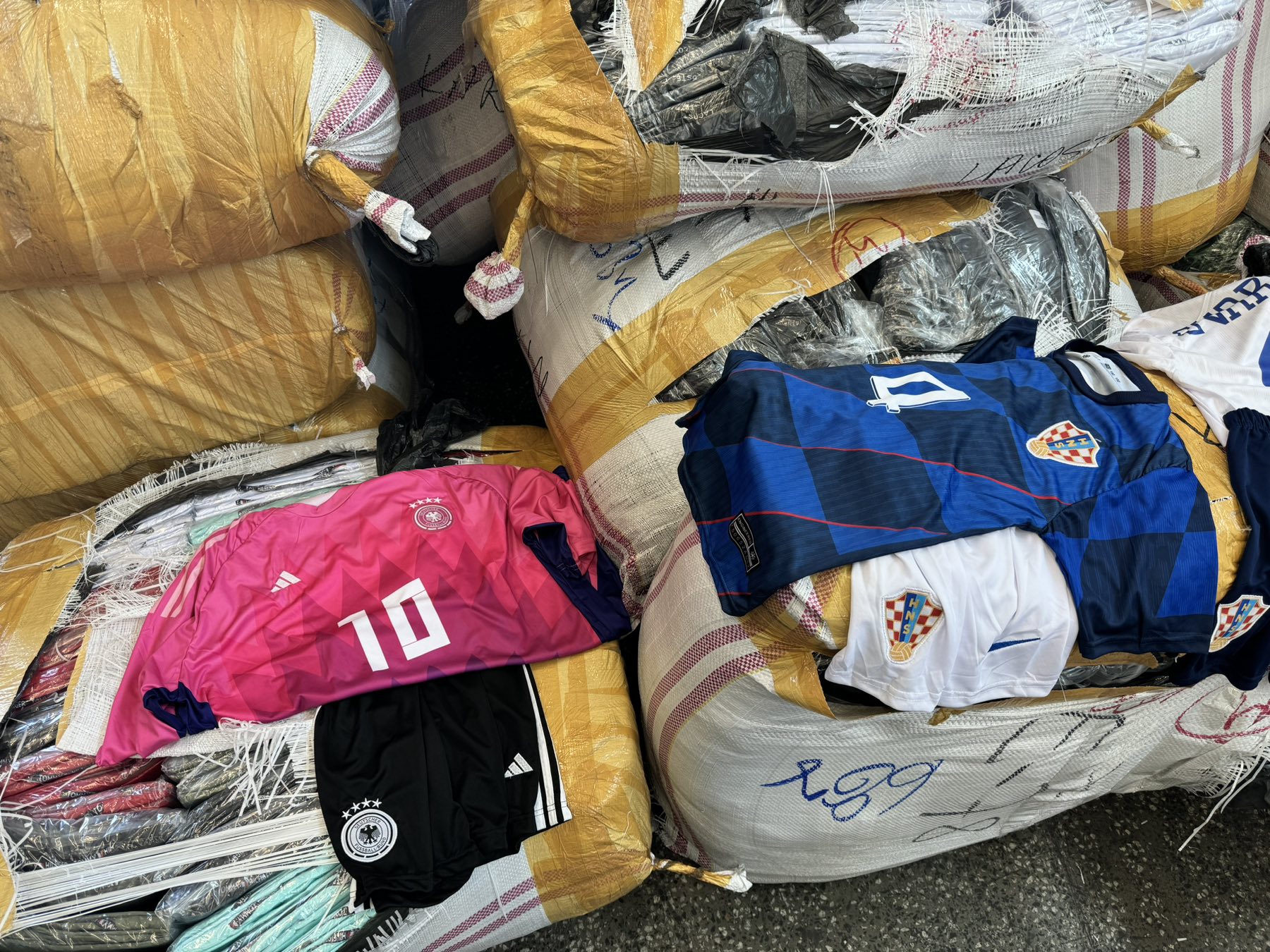 Преди Европейското по футбол: Над 27 000 фалшиви спортни екипи, обувки и чанти конфискуваха митничари