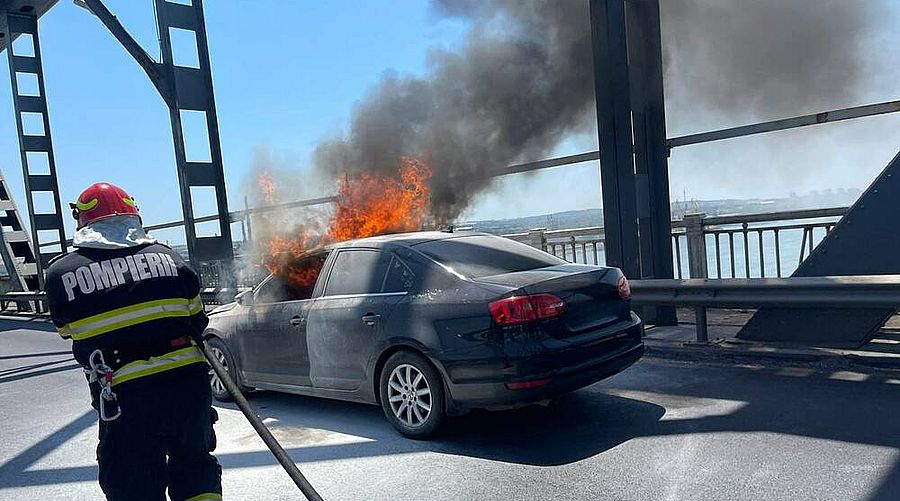 Румънски автомобил изгоря на Дунав мост
