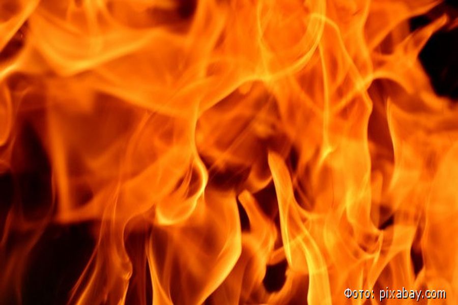 Три часа три екипа пожарникари се бориха с огъня, обхванал къща в Николово
