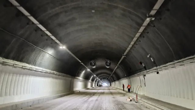 Шофьор загина при челен сблъсък на кола с камион в тунел на "Хемус"