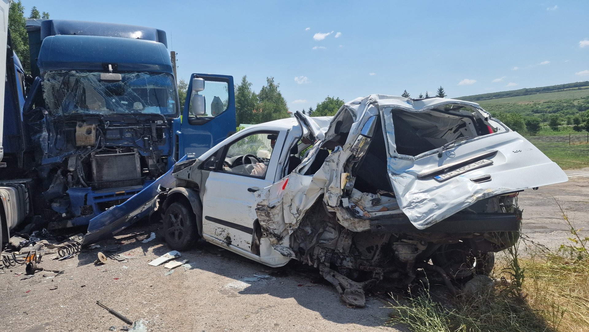 Катастрофа между микробус и два товарни автомобила взе жертва