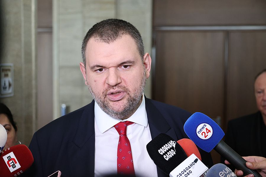 Пеевски за Радев: Зависима фигура, инсталирана в българската политика от Решетников