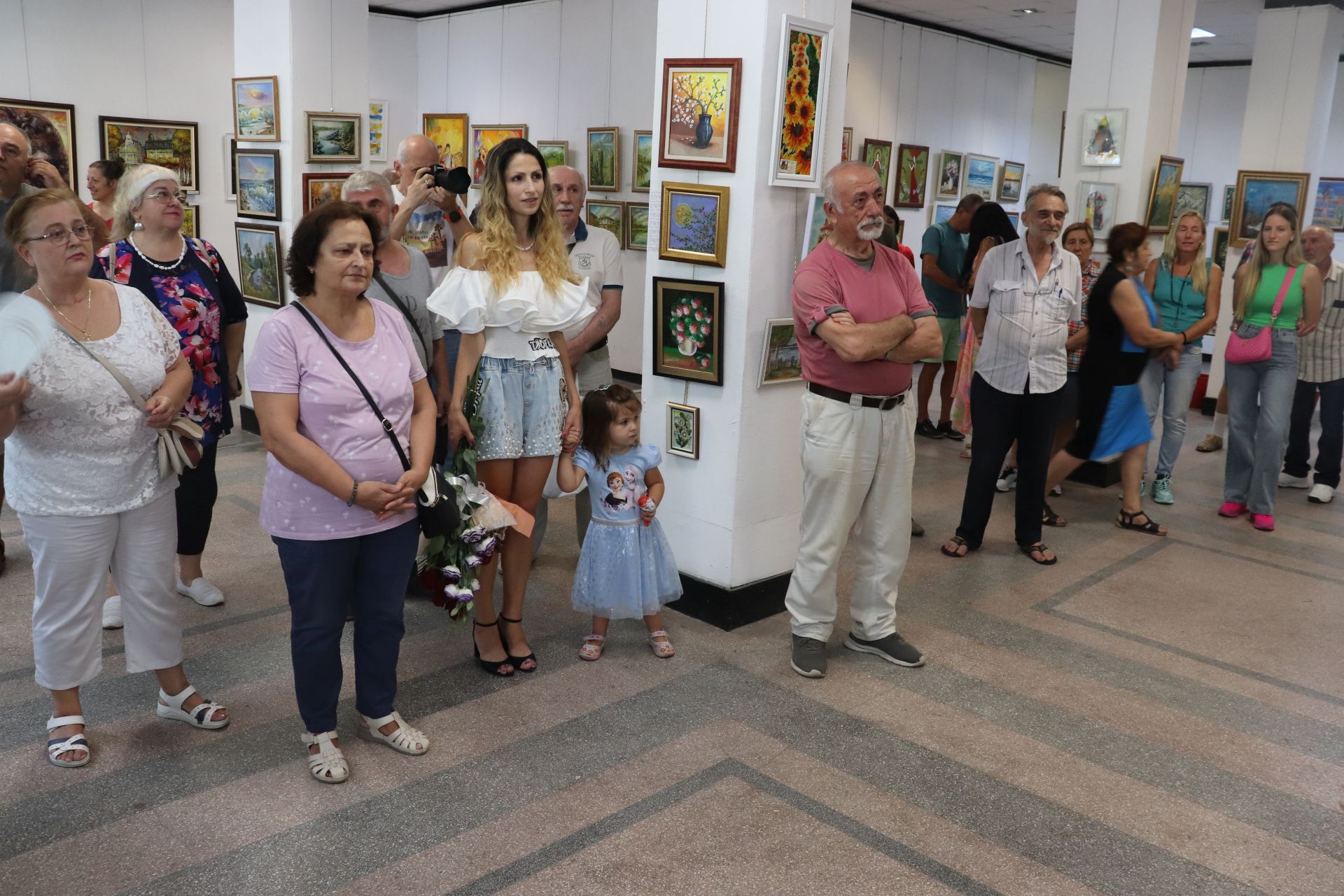 Изложба събира различните лица на лятото в галерията на „Борисова“ 6