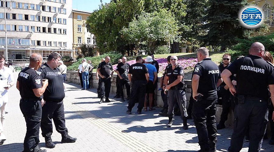Полицаи на протест пред НС, Калин Стоянов смята, че за МВР се търси "ала-бала" министър
