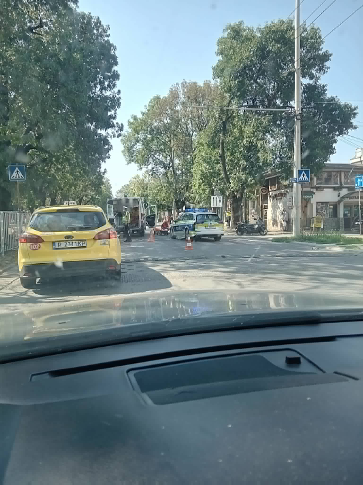 Тежка катастрофа: Блъснаха  човек на пешеходната пътека срещу Строителната гимназия