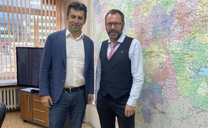 Пост на Кирил Петков във Фейсбук забърка скандал с МРРБ, АПИ и ГЕРБ