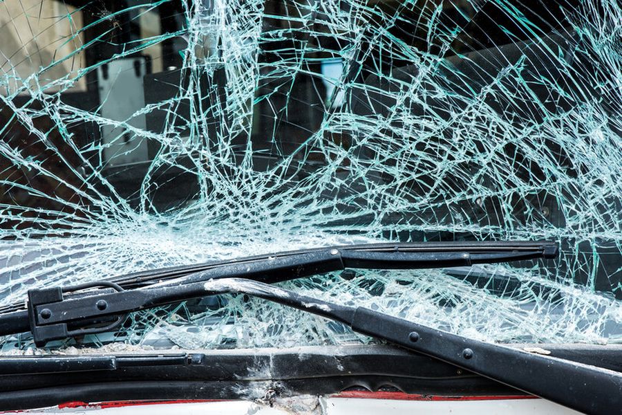 15-годишна е тежко ранена след преобръщане на колата, в която пътувала
