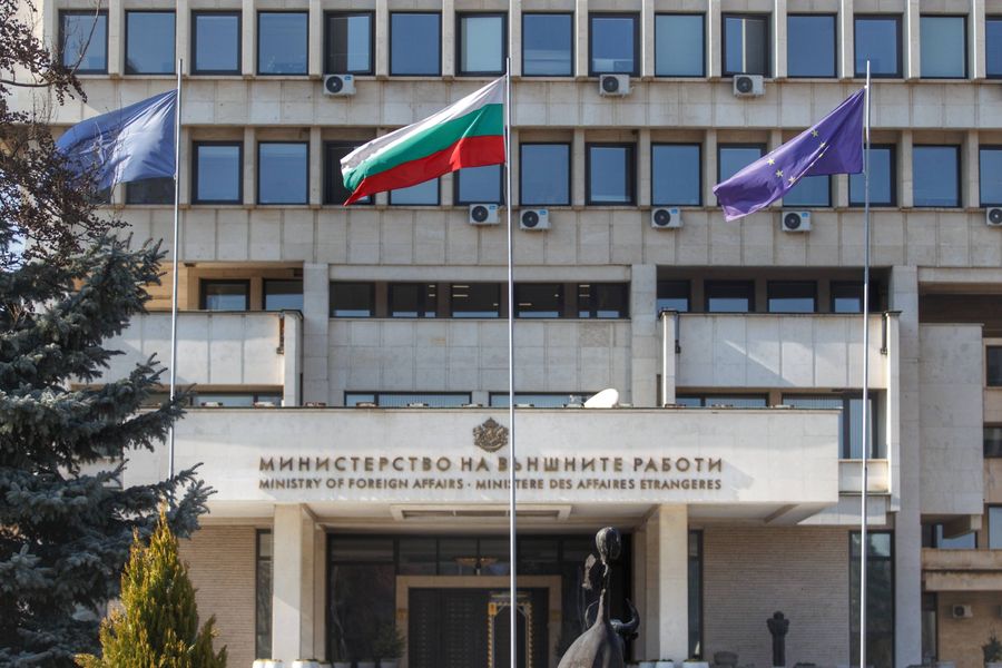 МВнР: Опитите за предоговаряне на вече поети ангажименти може само да отдалечат РСМ от членство в ЕС