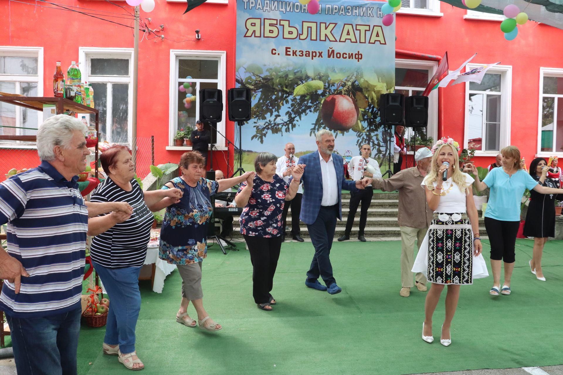 35 сладкиша и 21 продукта, приготвени с ябълки, бяха представени в Екзарх Йосиф (СНИМКИ)