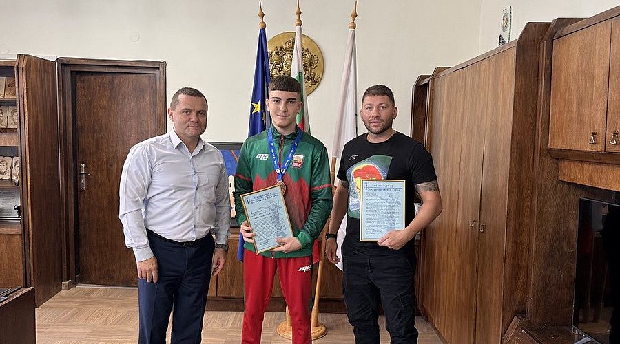 Пенчо Милков награди русенския боксьор Никълъс Николов за завоювания бронзов медал