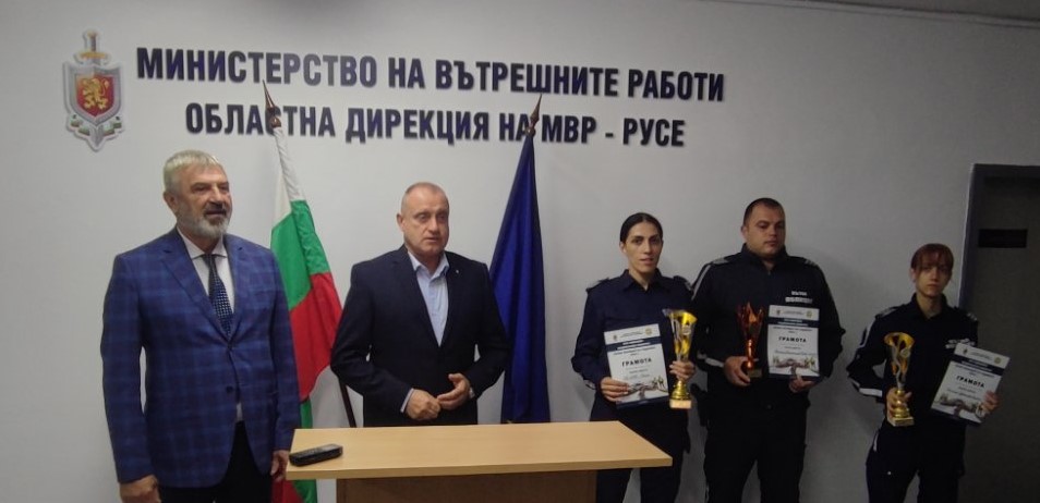 Трима пътни полицаи от Русе бяха отличени с грамоти от Драгомир Драганов