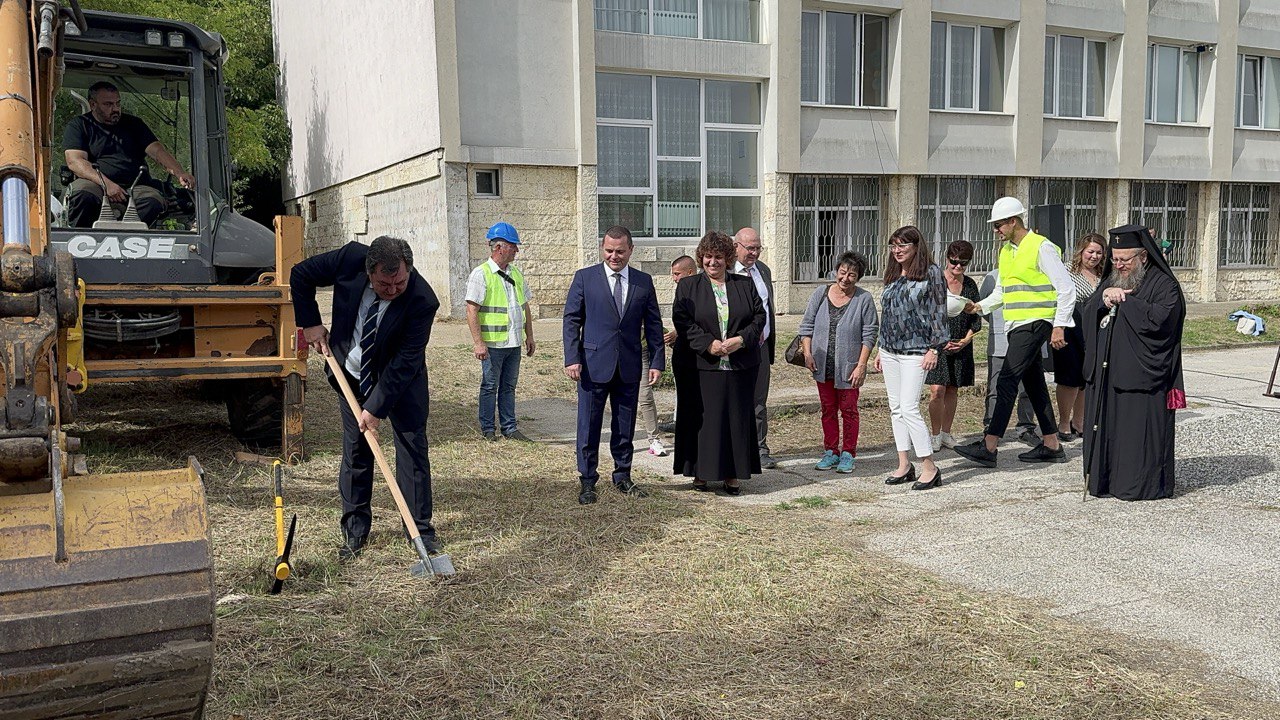 С водосвет започна изграждането на физкултурен салон и топла връзка към ОУ „Никола Обретенов“ в Русе