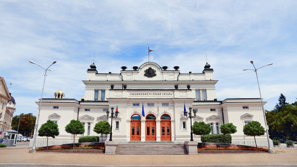 Осветяват историческата сграда на българския парламент в зелена светлина