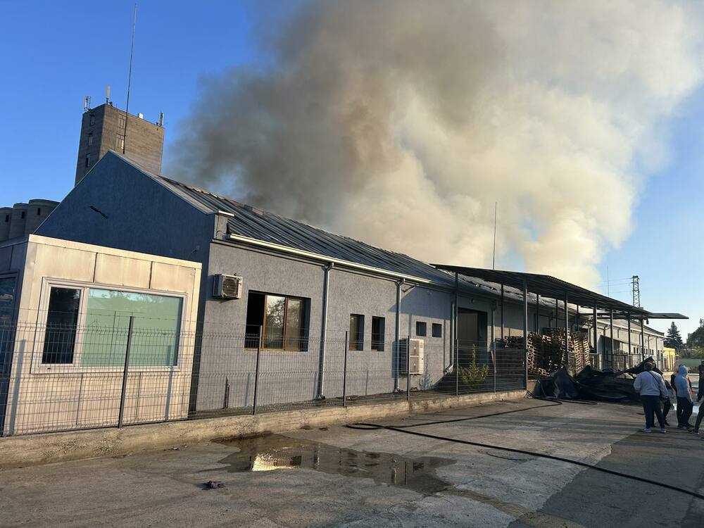 Голям пожар в производствено хале - сринат е покривът му