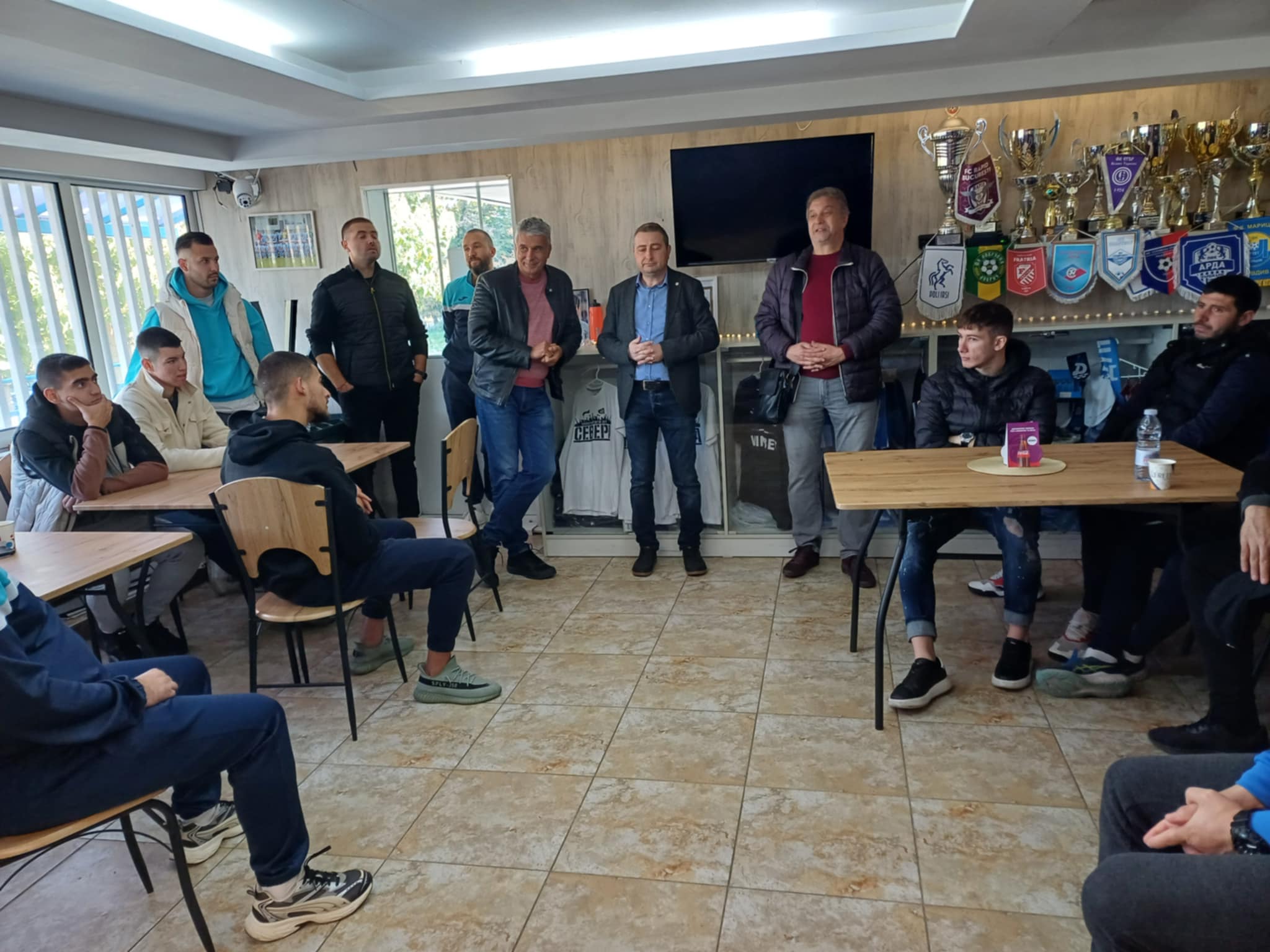 Кандидатите на ГЕРБ-СДС се срещнаха с треньори и състезатели от СК „Дунав”