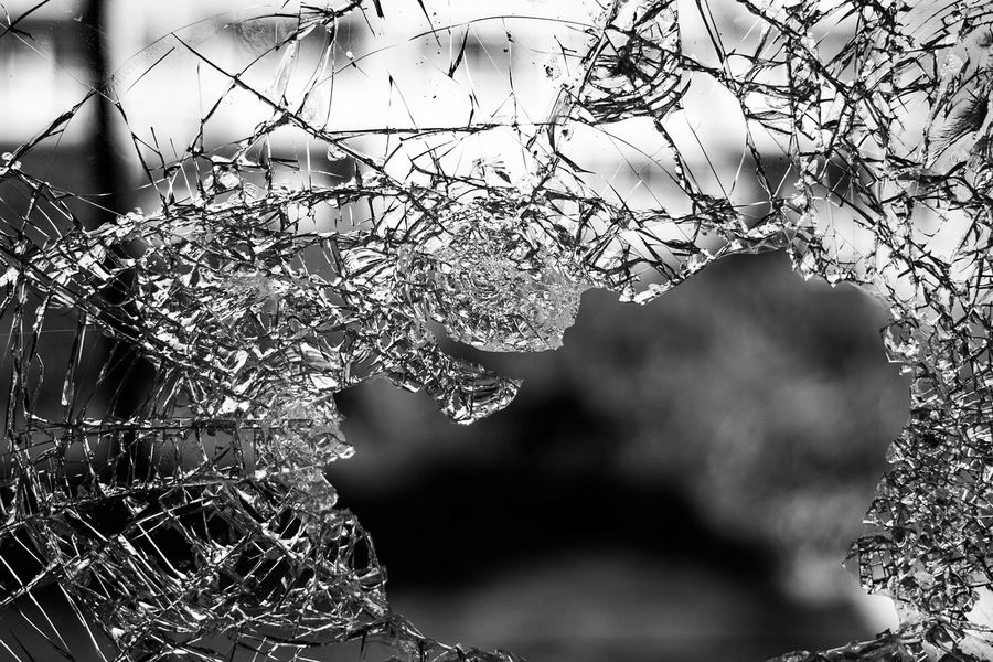 В Русенско: 35-годишен загина на място след удар на кола в дърво, друг е тежко ранен