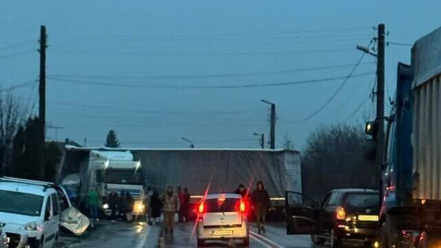 Румънски тир се вряза в оградата на частен дом