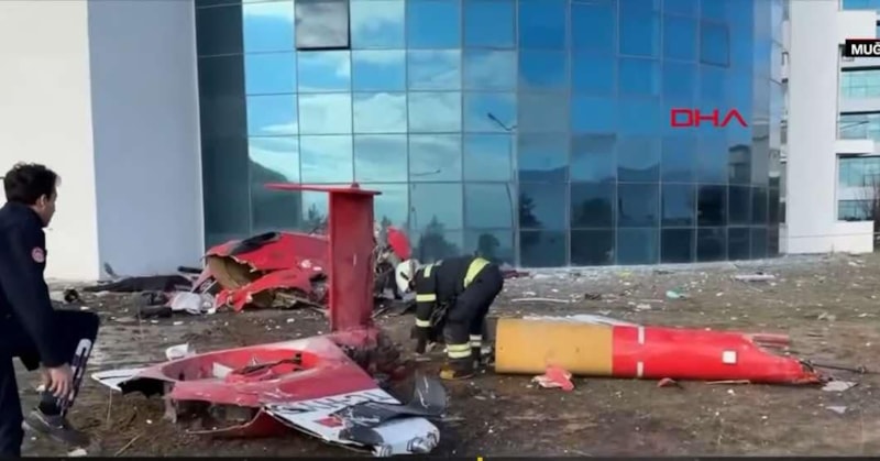 Хеликоптер се разби в болнична сграда в Турция