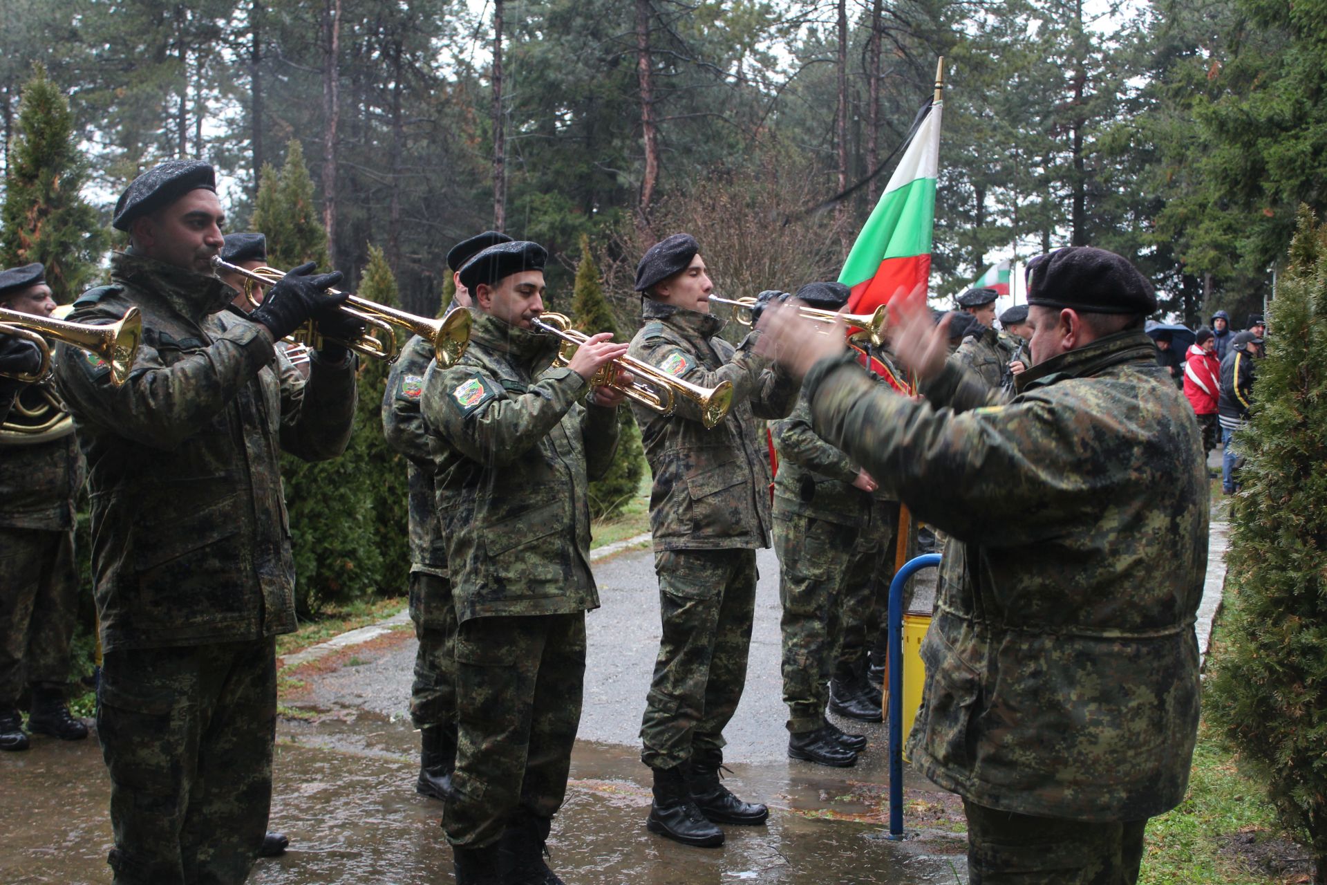 С военни почести изпратиха кмета  на Две могили Божидар Борисов в последния му земен път