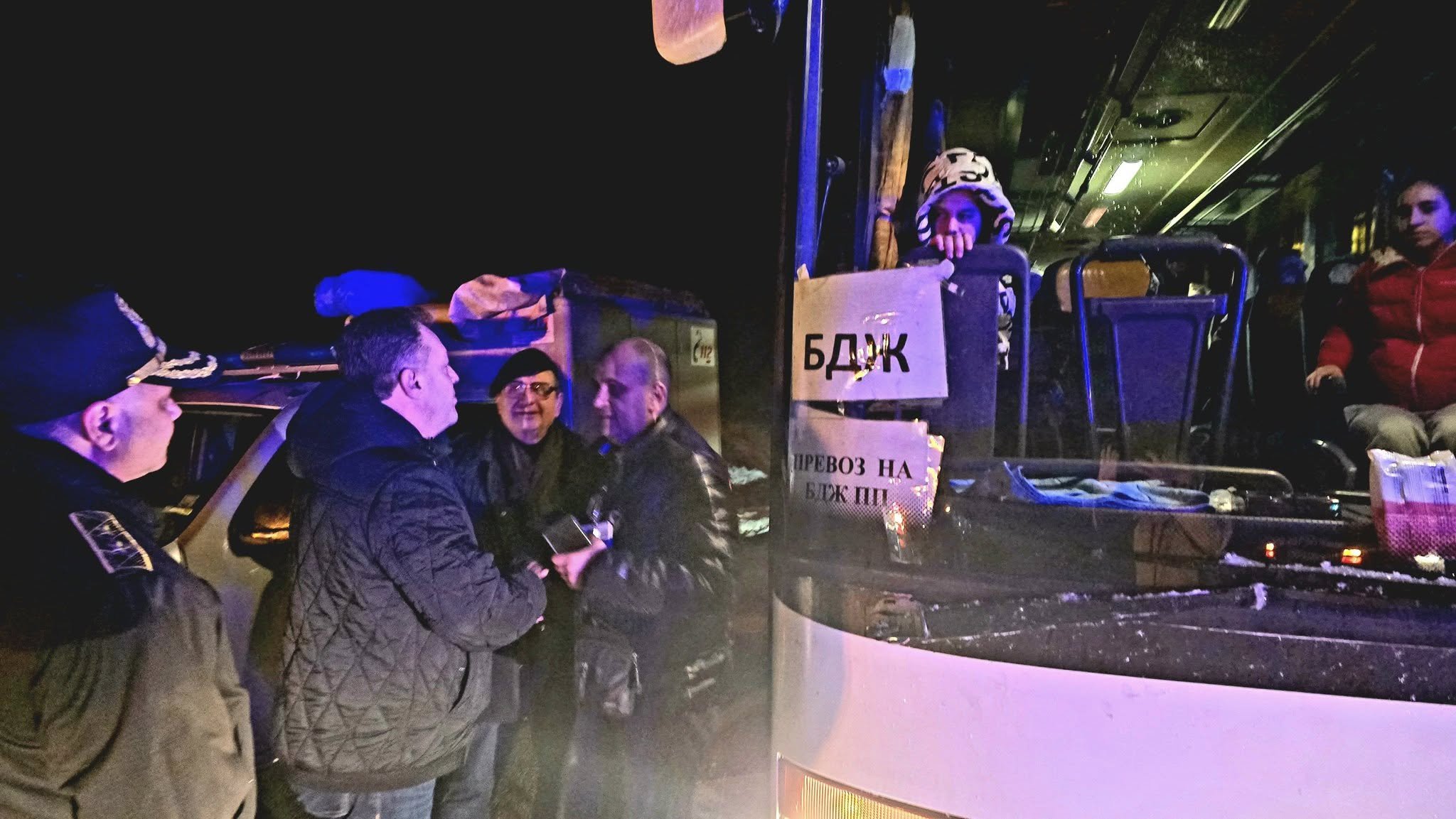 Спасителна акция на пътя през нощта: Автобус с 50 пътници на БДЖ закъса