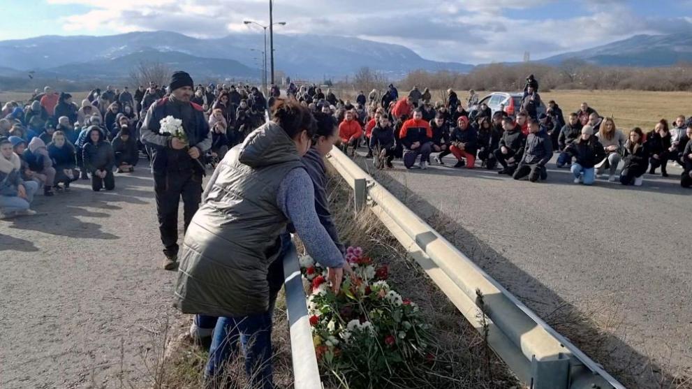 Граждани положиха цветя на мястото, където загина 18-годишно момиче