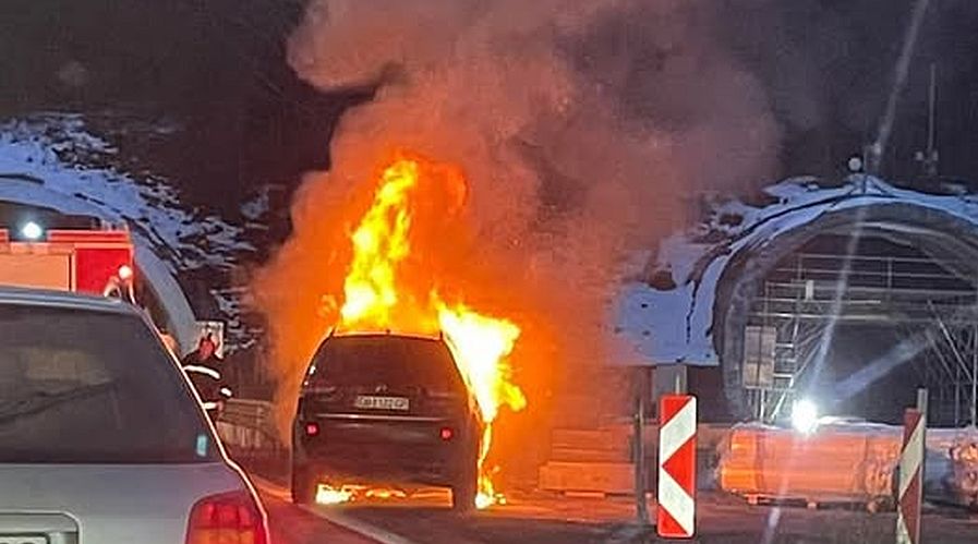 Кола се запали при входа на тунел на магистрала „Хемус“