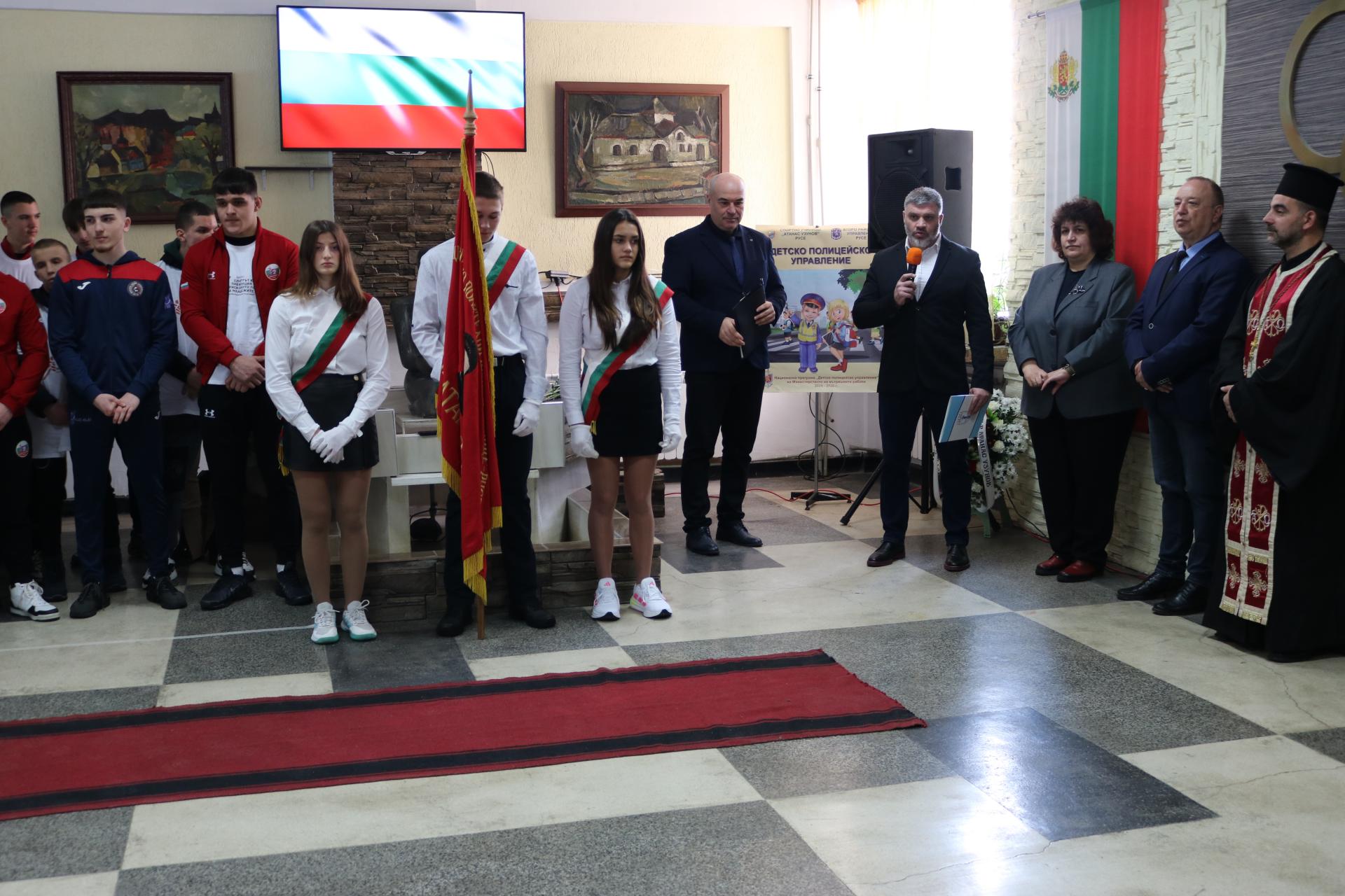 С откриване на барелеф на майор Атанас Узунов Спортното училище в Русе отбеляза патронния си празник