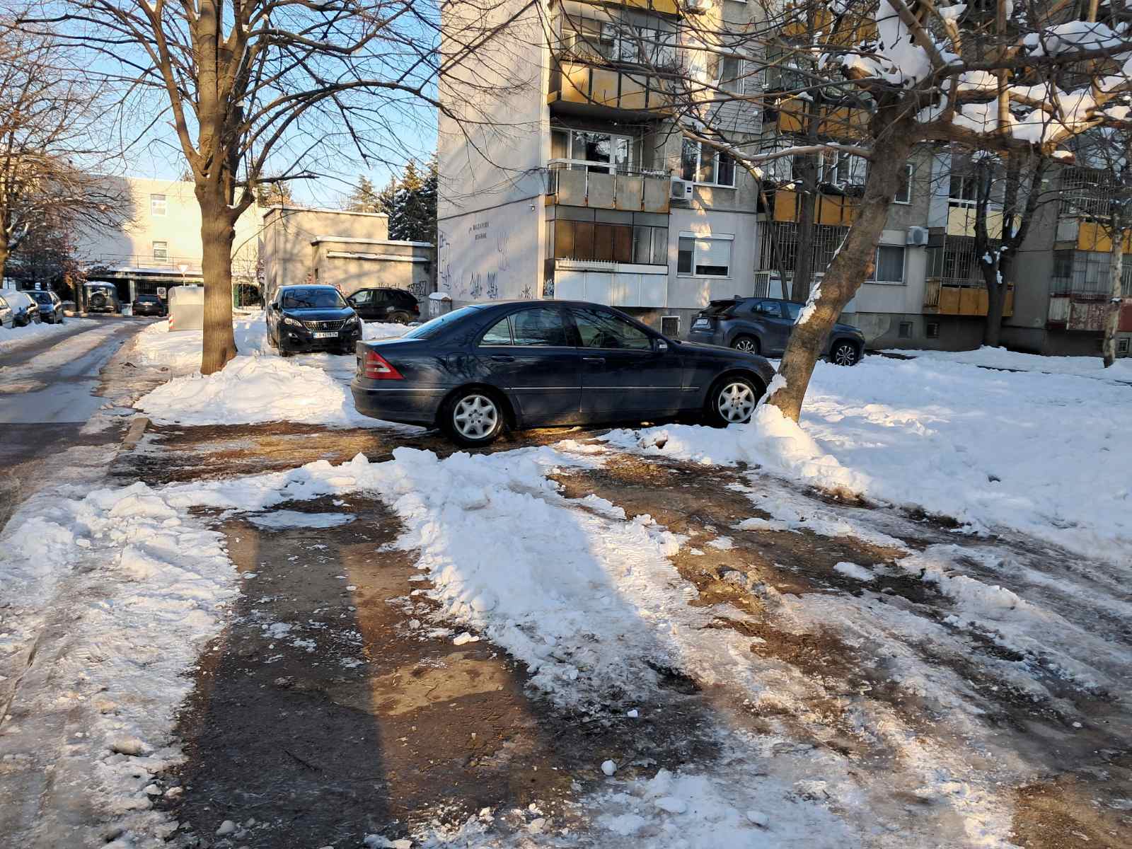 Общински съветник  пита за неработещите асансьори на Кръговото и незаконни глоби на коли във „Възраждане”