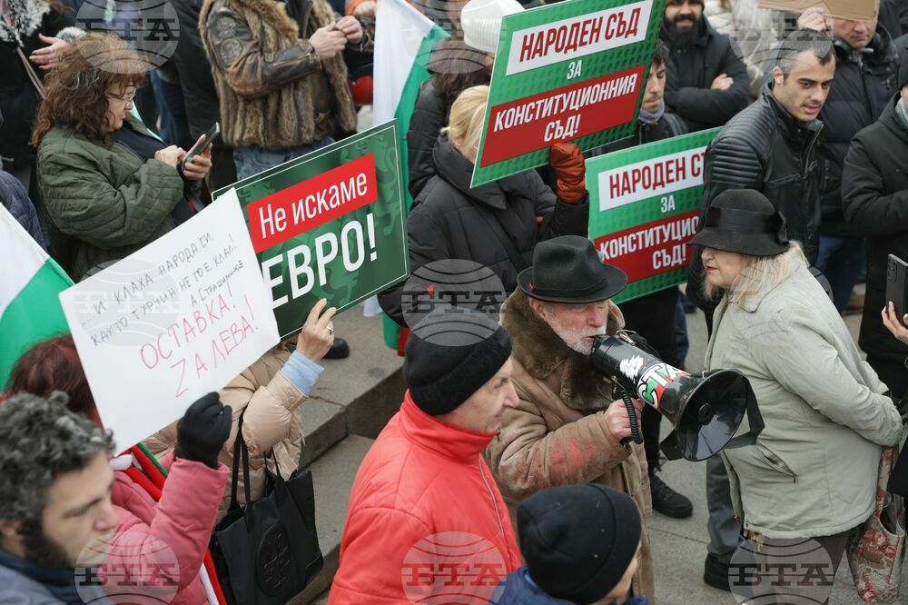 Протестиращи против еврото се събраха пред парламента