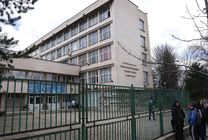 Ученик е с опасност за живота след падане от висок етаж