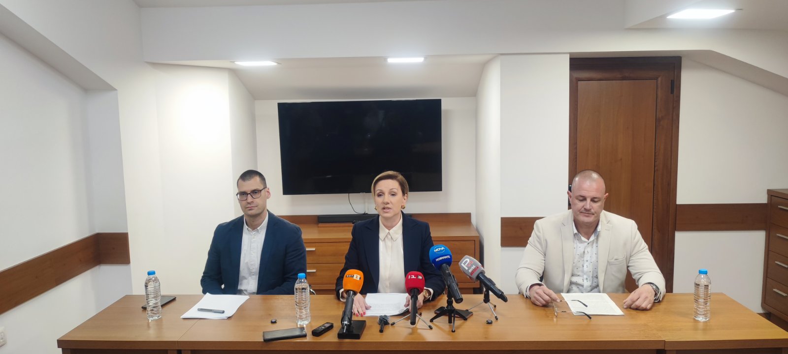 Петима са задържани във Ветово след опит да измамят възрастна гъркиня с 6000 евро