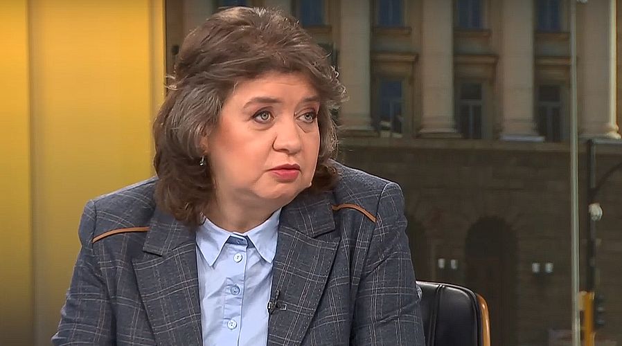 Заради тениска с реклама: Критики и искания на оставка към председателя на НС Наталия Киселова