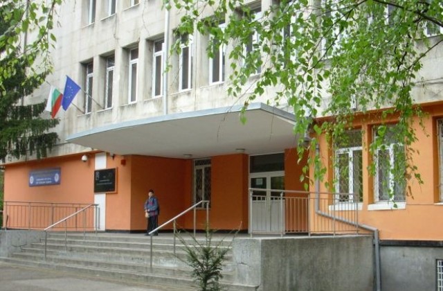 Скандалът в Руската гимназия:  Минаха ли допустимата граница абитуриентите, че ги лишиха от изпращане?
