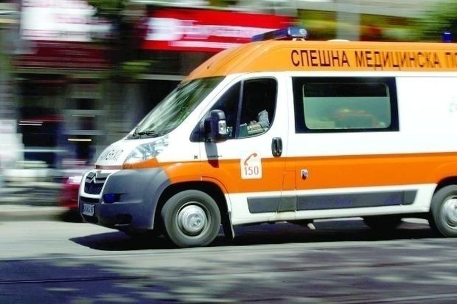 71-годишен водач бе ранен при ПТП след навлизане в насрещното