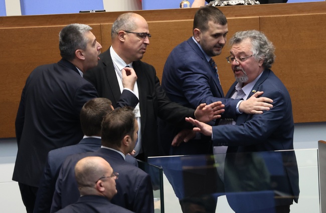 Скандал в парламента заради руския език в училищата, трима депутати бяха наказани