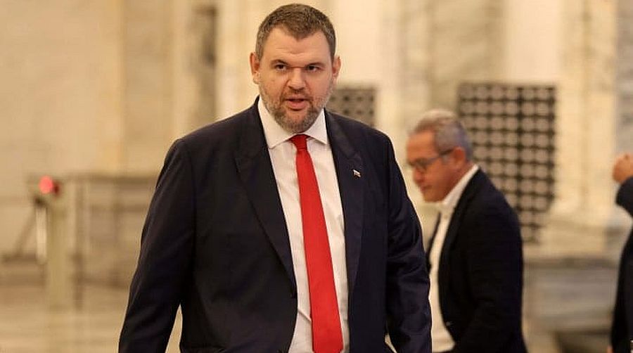 Делян Пеевски сезира КЗК за потенциален картел на “Лукойл” с горива