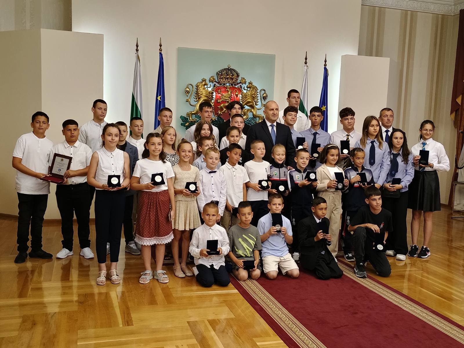 12 русенски ученици бяха наградени от президента за своите спортни резултати