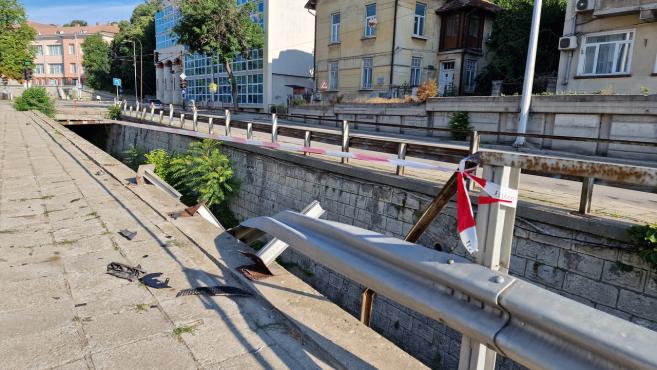 Две 18-годишни момичета паднаха в коритото на река с колата си, 18-годишната шофьорка загубила управление